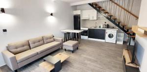 a living room with a couch and a kitchen at Chris House Xylokastro in Arakhovítika