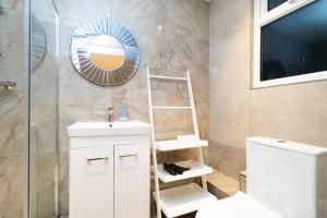 Ένα μπάνιο στο Cosy 1 Bedroom Studio walking distance to mall with parking available +4 φωτογραφίες