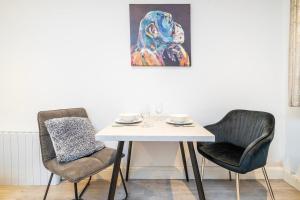 Χώρος καθιστικού στο Cosy 1 Bedroom Studio walking distance to mall with parking available
