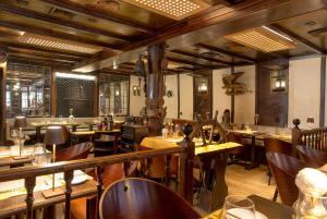 a restaurant with wooden tables and chairs in a room at Hotel Saturnia & International in Venice