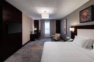 Letto o letti in una camera di Warwick Hotel Jeddah