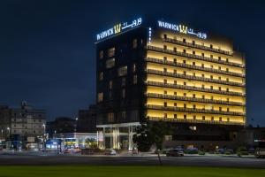un edificio con un cartello in cima di Warwick Hotel Jeddah a Gedda