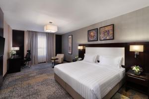 Letto o letti in una camera di Warwick Hotel Jeddah
