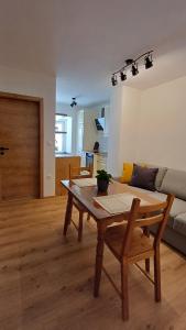 克拉尼斯卡戈拉Apartment HANI的客厅里有一张桌子和一张沙发