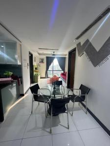 una sala da pranzo con tavolo e sedie in vetro di Golden HeavenHomestay a Kuala Lumpur