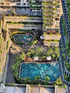 an overhead view of a swimming pool at a resort at Ben's Homestay Ecopark - Landmark L2 in HÆ°ng YÃªn