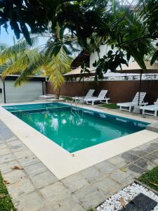 Swimmingpoolen hos eller tæt på Mount Sapphire Lodge