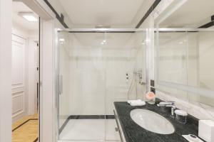 a bathroom with a sink and a shower at Grand Hotel Parker's in Naples