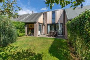 Jardin de l'établissement Welcome in - Vakantiehuisje Nr 86, Op een vakantiepark met zwembad, ruime en zonnige tuin