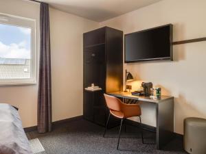 TV a/nebo společenská místnost v ubytování B&B Hotel Oldenburg