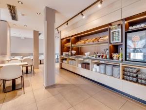 Příslušenství pro přípravu čaje a kávy v ubytování B&B Hotel Oldenburg