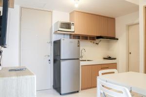 Kuchyň nebo kuchyňský kout v ubytování Comfortable Stay 2BR Apartment at Tokyo Riverside PIK 2 By Travelio