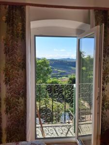 une pièce avec une fenêtre avec vue dans l'établissement La Maison de Coraline, à Lu 11 autres photos