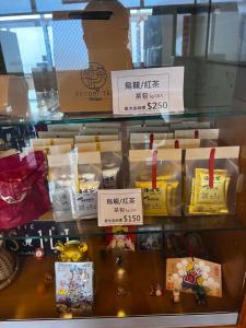 Leye悟 佐茶 Satori tea的装满奶酪的商店的陈列柜