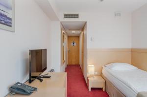 TV a/nebo společenská místnost v ubytování Riga Islande Hotel with FREE Parking