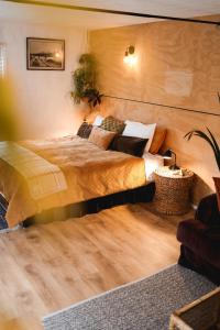 Postel nebo postele na pokoji v ubytování Kaitake Kabana - Unique, off-grid, studio retreat