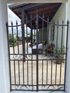 un cancello di ferro per una casa con portico di Casetta a Cavarretta a SantʼAgata di Militello