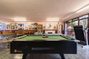 Billardbord på Magnífica villa con piscina y barbacoa