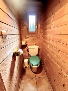un bagno in legno con servizi igienici in una baita di tronchi di Maison en bois en 2ème ligne a Gujan-Mestras Altre 27 foto