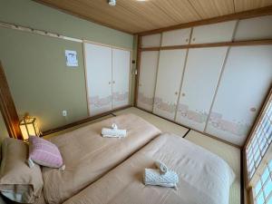 Voodi või voodid majutusasutuse 木香の家-天下茶屋 toas