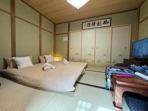 Voodi või voodid majutusasutuse 木香の家-天下茶屋 toas