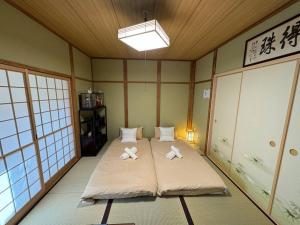 Voodi või voodid majutusasutuse 木香の家-天下茶屋 toas