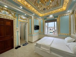a bedroom with a large bed with a gold ceiling at Khách Sạn Đức Toàn in Ấp Nhì (1)