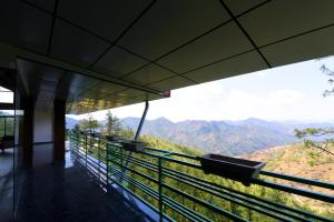 Fotografie z fotogalerie ubytování Himalayan Mountain and Valley View - Garden with bonefire - Ample Parking - Luxury Balcony rooms -by Aachman Stays!! Mashobra v destinaci Šimla