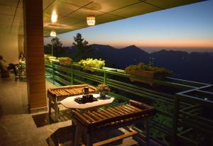 Fotografie z fotogalerie ubytování Himalayan Mountain and Valley View - Garden with bonefire - Ample Parking - Luxury Balcony rooms -by Aachman Stays!! Mashobra v destinaci Šimla