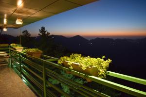 Fotografie z fotogalerie ubytování Himalayan Mountain and Valley View - Garden with bonefire - Ample Parking - Luxury Balcony rooms -by Aachman Stays!! Mashobra v destinaci Šimla