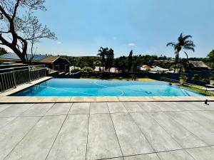 Kolam renang di atau dekat dengan H & H Boutique & SPA