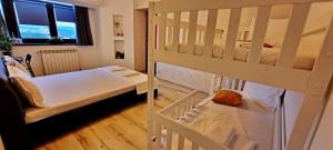 Ένα ή περισσότερα κρεβάτια σε δωμάτιο στο Central Apartments' Privat-Sauna free Parking AmurResidence FamilyConcept +25 φωτογραφίες