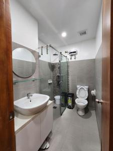 ダバオシティにある2124 Mesatierra Garden Residences with FREE WIFI and NETFLIXの洗面台とトイレを備えた白いバスルーム