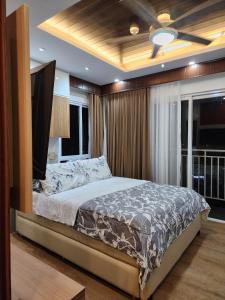 ダバオシティにある2124 Mesatierra Garden Residences with FREE WIFI and NETFLIXのベッドルーム1室(ベッド1台、シーリングファン付)