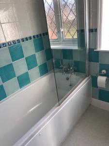 un baño con bañera y lavabo en Ramblers, Burley, New Forest, en Burley 12 fotos más