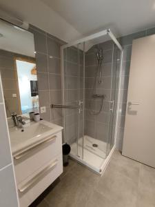 Koupelna v ubytování Chalet paisible à 4km de la station des Carroz - Chalet St François de Sales