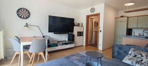TV a/nebo společenská místnost v ubytování Helle Zwei Zimmer Wohnung Nähe Zentrum Schärding