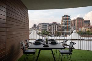 Una mesa en un balcón con vista a una ciudad. en Golden Stones House Garden And Lake View, en Estambul