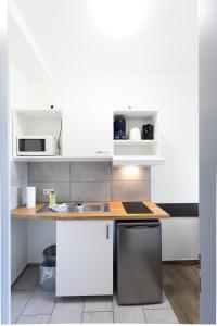 ハンブルクにあるBerne Apartmentsのシンクとカウンタートップのあるキッチン