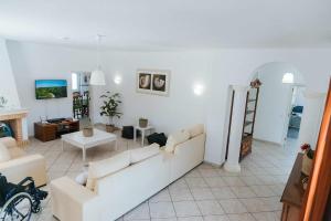 ein Wohnzimmer mit zwei Sofas und einem Kamin in der Unterkunft Villa Jorge by Ecovillas Albufeira in Galé