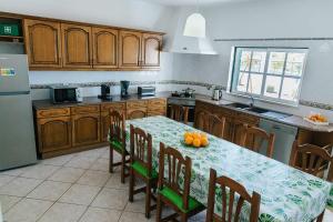eine Küche mit einem Tisch mit Orangen darauf in der Unterkunft Villa Jorge by Ecovillas Albufeira in Galé