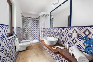 Koupelna v ubytování VillaCrapolla Sorrento + 37 fotografií