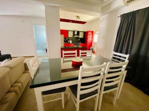 Η κουζίνα ή μικρή κουζίνα στο Happiness Villa Majawish, close to the city center