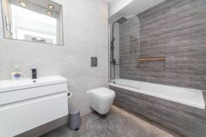 Gambar di galeri bagi Luxurious modern 1 bed Apartment in Twickenham! di Twickenham