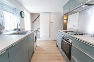 Kuchyň nebo kuchyňský kout v ubytování Shealing - East Wittering Fisherman's Cottage