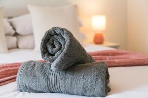 Postel nebo postele na pokoji v ubytování Shealing - East Wittering Fisherman's Cottage