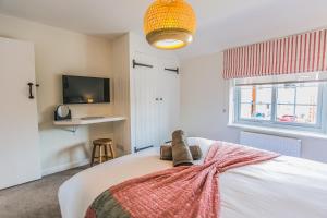 Postel nebo postele na pokoji v ubytování Shealing - East Wittering Fisherman's Cottage