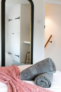 Postel nebo postele na pokoji v ubytování Shealing - East Wittering Fisherman's Cottage + 34 fotografií