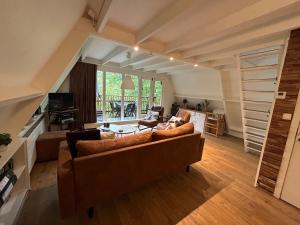 a living room with a couch and a table at Boshuisje Viva l'Ardenne - Chalet 122 in Durbuy