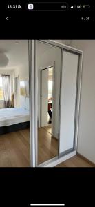 un miroir dans une chambre avec un lit et une chambre dans l'établissement Cozy central studio, à Copenhague